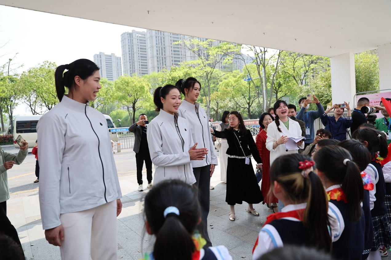 开云体育下载-里约夺冠十周年 女排冠军进校园